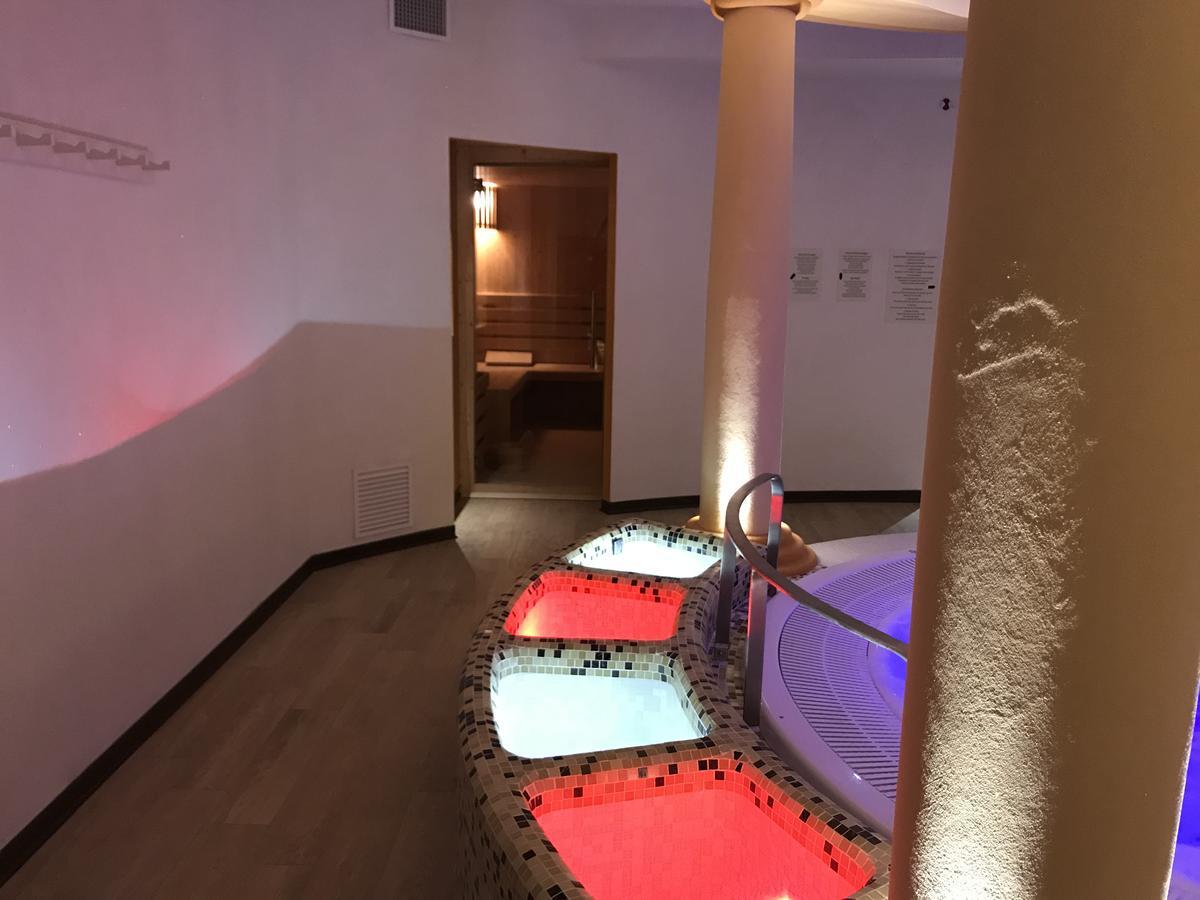 Grand Hotel Ala Di Stura Bagian luar foto